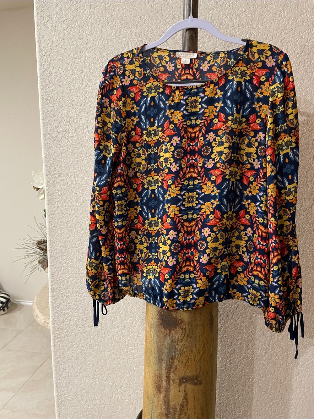 Finn & Grace SZ M Floral Navy Peasant Blouse w long sleeves w Tie elastic waist